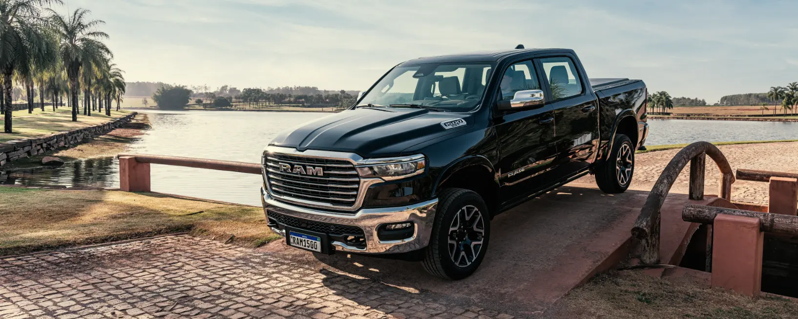 RAM 1500 preta em cenário externo